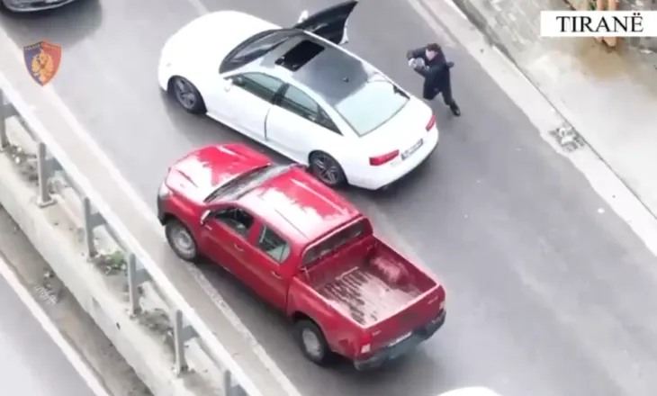 Transportuesi i drogës kapet në flagrancë në Unazën e Madhe, ndalohet nga policia në mes të rrugës, kishte 10 kg kanabis