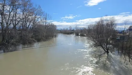 “Tre herë brenda muajsh”, banorët e Fierit përballen me përmbytjet nga shkarkimet e Hecit të Banjës