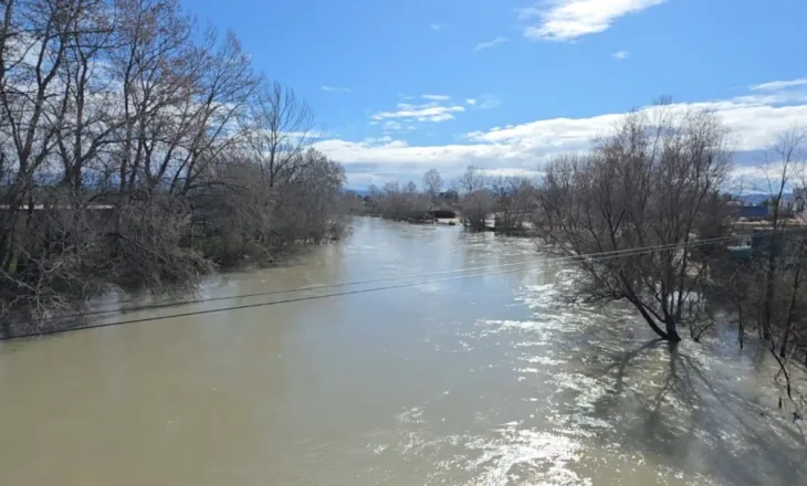“Tre herë brenda muajsh”, banorët e Fierit përballen me përmbytjet nga shkarkimet e Hecit të Banjës