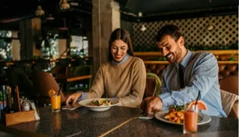 Tre lloje ushqimesh që duhet të shmangni natën për një gjumë më të mirë