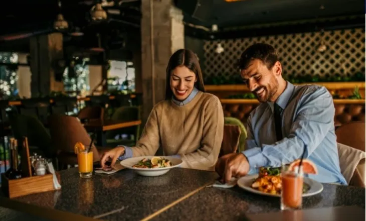 Tre lloje ushqimesh që duhet të shmangni natën për një gjumë më të mirë