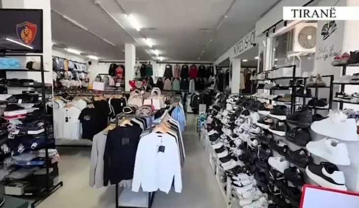 Tregtonte veshje kontrabandë me logo false, arrestohet administratorja e dyqanit