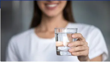 Trend i ri viral/ Sa e shëndetshme është të pish ujë të ngrohtë në mëngjes – gjithnjë e më shumë njerëz po e praktikojnë këtë