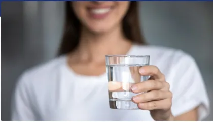 Trend i ri viral/ Sa e shëndetshme është të pish ujë të ngrohtë në mëngjes – gjithnjë e më shumë njerëz po e praktikojnë këtë