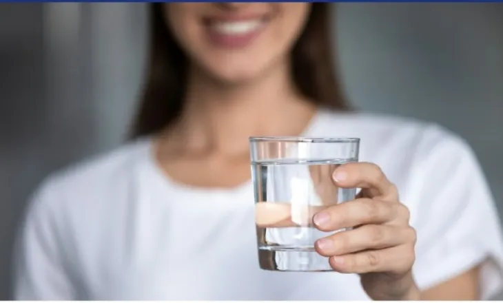 Trend i ri viral/ Sa e shëndetshme është të pish ujë të ngrohtë në mëngjes – gjithnjë e më shumë njerëz po e praktikojnë këtë