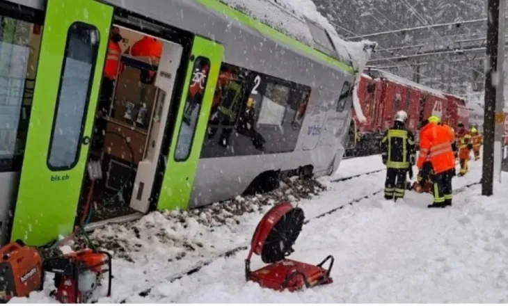 Treni del nga shinat në Alpet Zvicerane, duke lënë pesë të plagosur