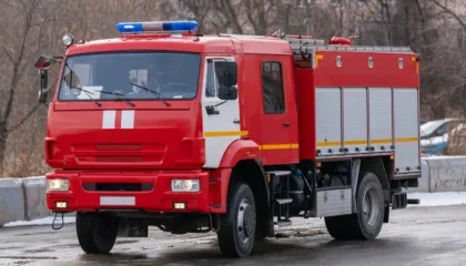 Treni i mallrave del nga shinat në Rusi, shpërthen në flakë pas aksidentit