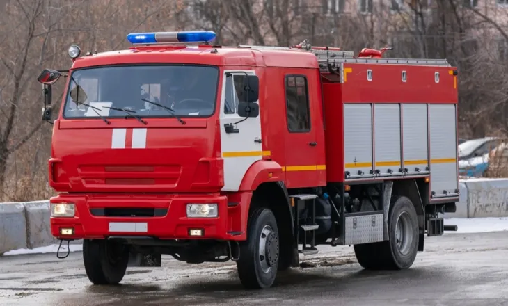 Treni i mallrave del nga shinat në Rusi, shpërthen në flakë pas aksidentit