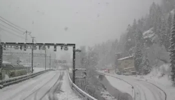 Treni me 80 pasagjerë del nga shinat në Zvicër pas një orteku dëbore, raportohet për të lënduar