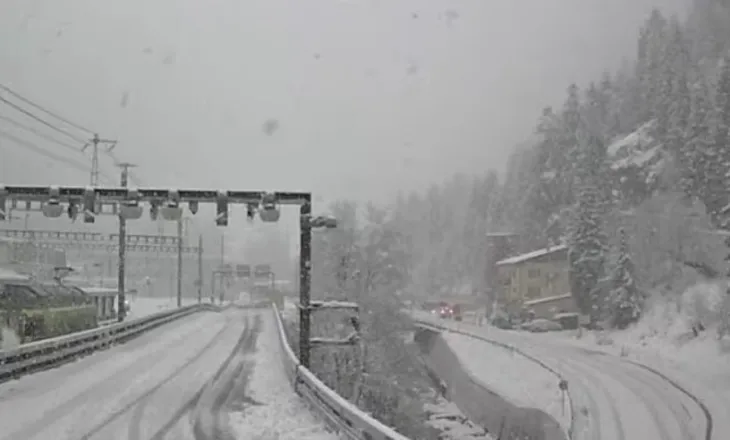 Treni me 80 pasagjerë del nga shinat në Zvicër pas një orteku dëbore, raportohet për të lënduar