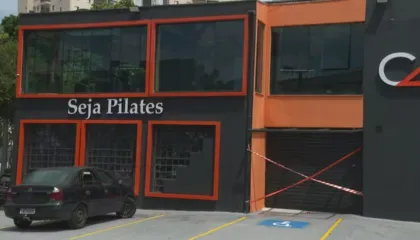 Tronditëse/ Pishina e helmuar me kimikate, ndërron jetë 27-vjeçarja që po mësonte not, në gjendje të rëndë bashkëshorti i saj