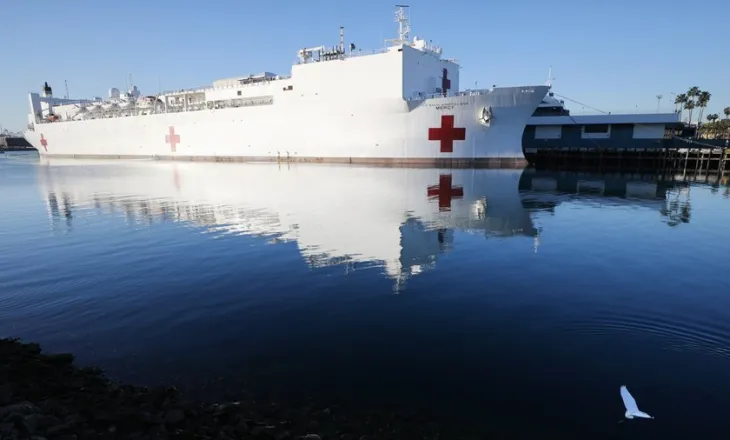 Trump i ofron anijen spitalore, Danimarka: E kemi shëndetësinë falas, ndryshe nga ju!