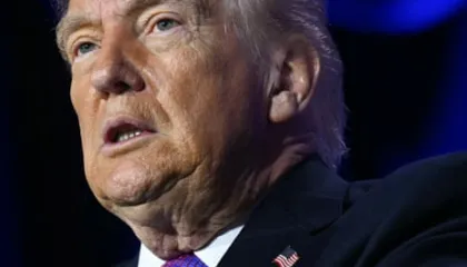 Trump jep shpjegime kontradiktore për praninë e Tulsi Gabbard në bastisjen e FBI-së në Gjeorgji