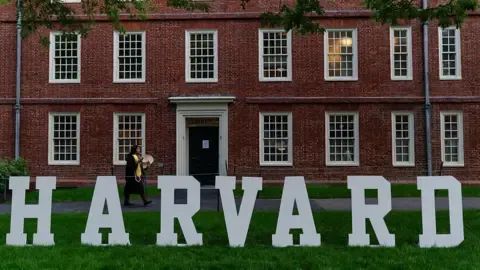 Trump kërkon 1 miliard dollarë dëmshpërblim nga Harvardi