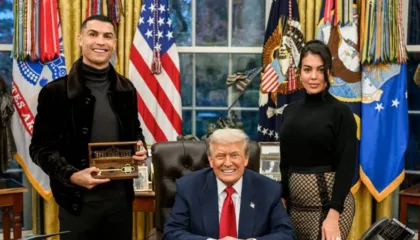 Trump “mburret” me CR7, foton me portugezin e ekspozon në Shtëpinë e Bardhë