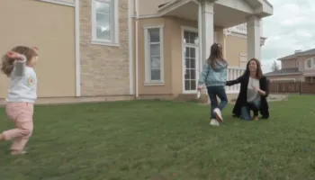 Truri i nënës dhe i fëmijës sinkronizohet gjatë lojës, edhe pa fjalë