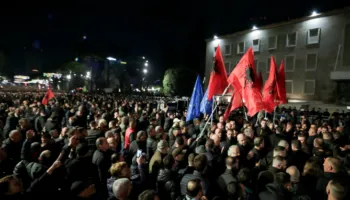 Tubimi i PD, protestuesit nisen në drejtim të Drejtorisë së Policisë