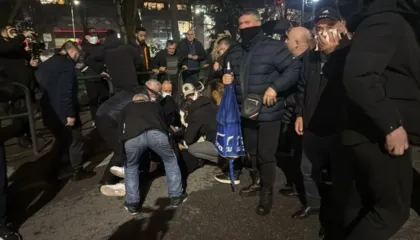 Tubimi i PD-së përpara Parlamentit/ Lëndohet një protestues, transportohet për në spital (VIDEO)