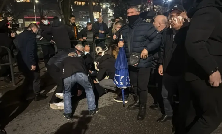 Tubimi i PD-së përpara Parlamentit/ Lëndohet një protestues, transportohet për në spital (VIDEO)