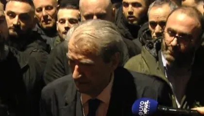 Turma lë Kryeministrinë, zhvendoset para Kuvendit, Berisha i bashkohet marshimit të protestuesve: Rama i pashpresë