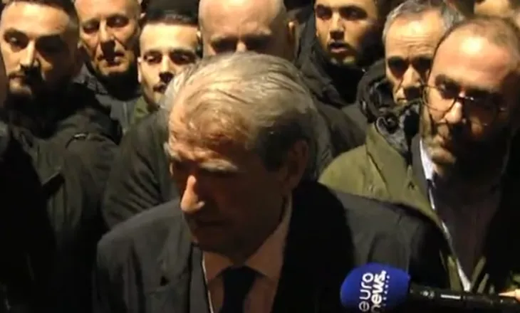 Turma lë Kryeministrinë, zhvendoset para Kuvendit, Berisha i bashkohet marshimit të protestuesve: Rama i pashpresë