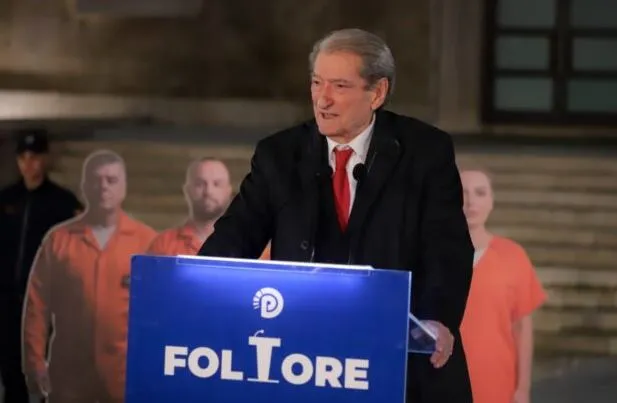 “Ty e ministrave do tu merret çdo pasuri”, Berisha në foltoren e PD: Pas 35 viteve, përdore mandatet e krimit si…