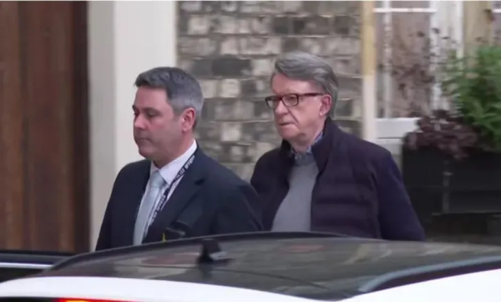 U arrestua pasi i doli emri në dosjen ‘Epstein’, avokatët e Mandelson: Akuzat janë të pabaza, ai do të bashkëpunojë me…