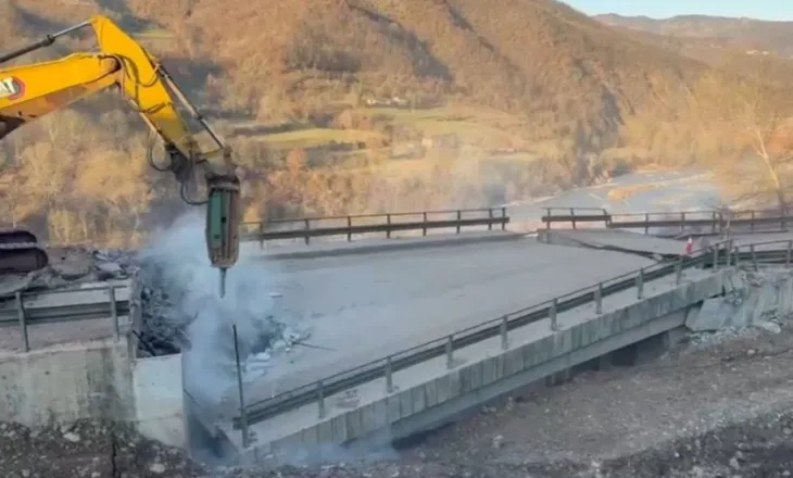 U dëmtua nga rrëshqitja e tokës dhe bllokoi rrugën, shembet ura në Dragostunjë