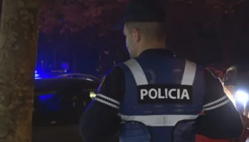 U dërgua në spital e lënduar me armë zjarri, policia: 18-vjeçarja u vetëplagos, 2 të arrestuar