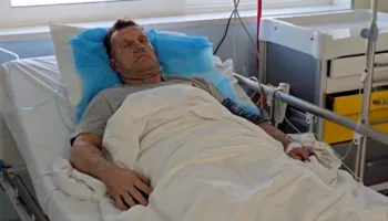 U dhunua në një pikë karburanti, dalin pamjet e avokatit të Metës i shtruar në spital