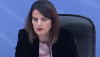 U hodh gaz i skaduar drejt protestuesve të opozitës, ministrja Koçiu ngre supet: Nuk di nëse është i dëmshëm