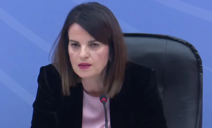 U hodh gaz i skaduar drejt protestuesve të opozitës, ministrja Koçiu ngre supet: Nuk di nëse është i dëmshëm