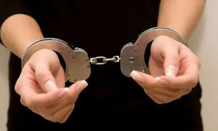 U kap duke transportuar 5 emigrantë ilegalë, arrestohet 35-vjeçarja nga Rrogozhina