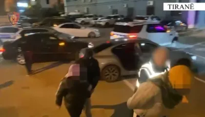 U kapën duke transportuar 5 emigrantë drejt vendeve të BE-së, arrestohen dy persona në mbikalimin e Kasharit