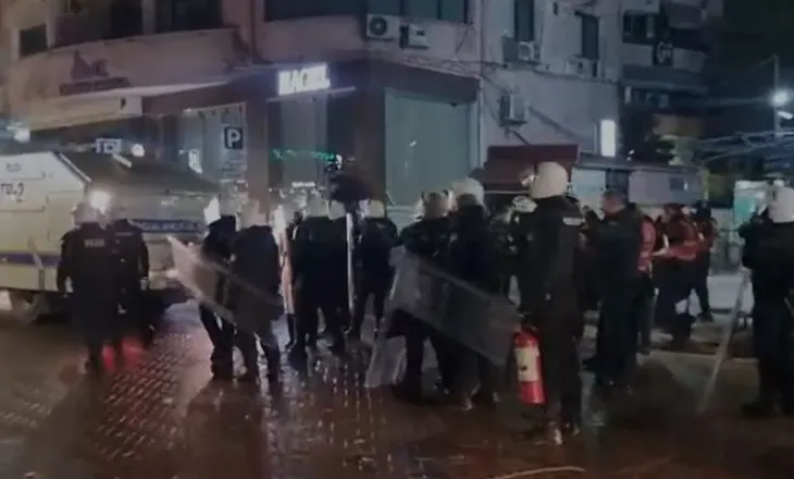 U largua me makinë nga Bulevardi pas zjarrit te ish-vila e Enver Hoxhës, Berisha shkon në selinë e PD