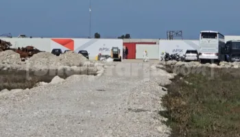 U nisën drejt Tajlandës dhe përfunduan sërish në Durrës, odiseja disa mujore e 2100 tonë mbetjeve të Kurum