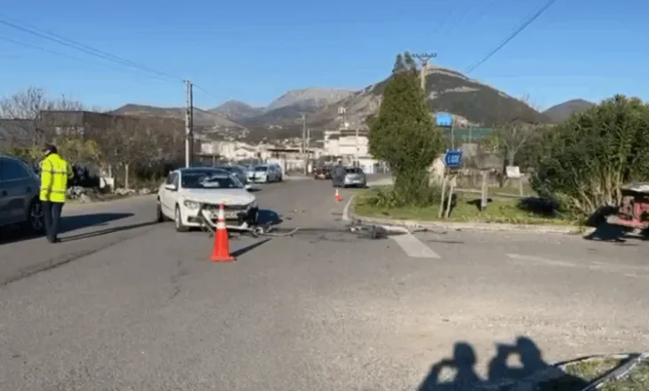 U përplas nga një makinë në Lezhë, plagoset drejtuesi i motomjetit