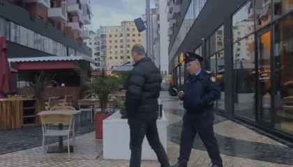 U plagos me armë zjarri në Rrugën e Kavajës, zbulohet identiteti i 34-vjeçarit