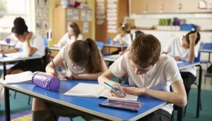 U shkarkua nga puna pasi predikonte fenë e Jehovait në shkolla/ Kush është mësuesi ‘misterioz’