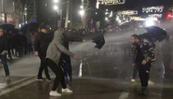 U shpërndanë me ujë nga policia, protestuesit lënë Kryeministrinë dhe mbërrijnë te Parlamenti