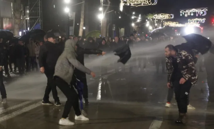 U shpërndanë me ujë nga policia, protestuesit lënë Kryeministrinë dhe mbërrijnë te Parlamenti