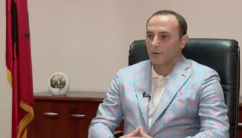 U skualifikua nga SPAK për një foto me Erion Veliajn/ Gjyqtari Gerd Hoxha fiton në KLGJ, vazhdon garën si kandidat në GJKKO