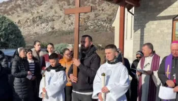“Udha e Kryqit” në Rrjoll, riti i Kreshmëve mes lutjes dhe protestës së banorëve. Klerikët mbështesin komunitetin