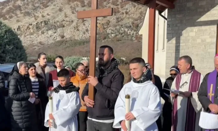 “Udha e Kryqit” në Rrjoll, riti i Kreshmëve mes lutjes dhe protestës së banorëve. Klerikët mbështesin komunitetin