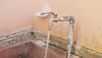 Uji në çezma vjen me erë të rëndë, banorët në Korçë frikë për helmim nga uji i pijshëm