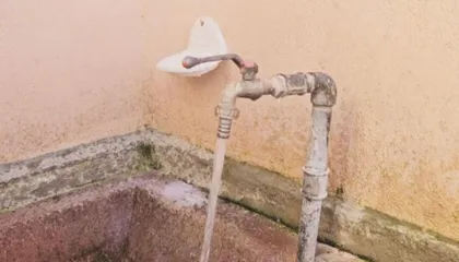 Uji në çezma vjen me erë të rëndë, banorët në Korçë frikë për helmim nga uji i pijshëm