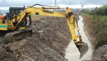 Uji pushton shtëpitë në Bradashesh, banorët: Po mbytemi nga neglizhenca e Qeverisë
