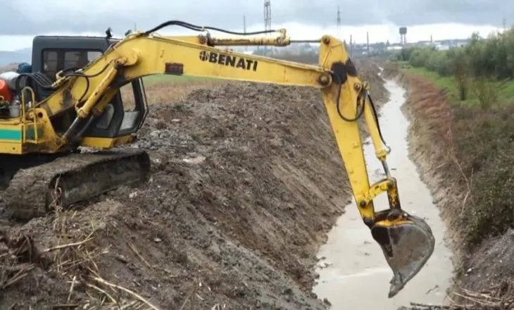 Uji pushton shtëpitë në Bradashesh, banorët: Po mbytemi nga neglizhenca e Qeverisë