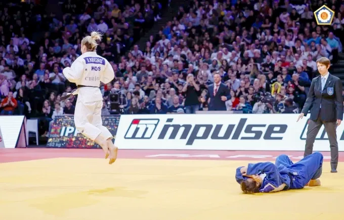 Unioni Europian i xhudos e vlerëson Distria Krasniqin si “mbretëresha e Parisit”