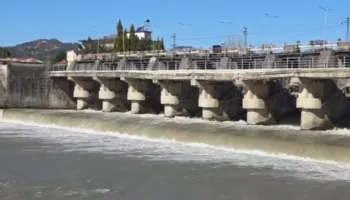 Ura e Çengelajt mbi Shkumbin në rrezik shembjeje, ndalohen mjetet mbi 3.5 ton dhe kërkohen masa urgjente